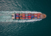 Πλοίο μεταφέρει κοντέινερς σε λιμάνι της Κίνας